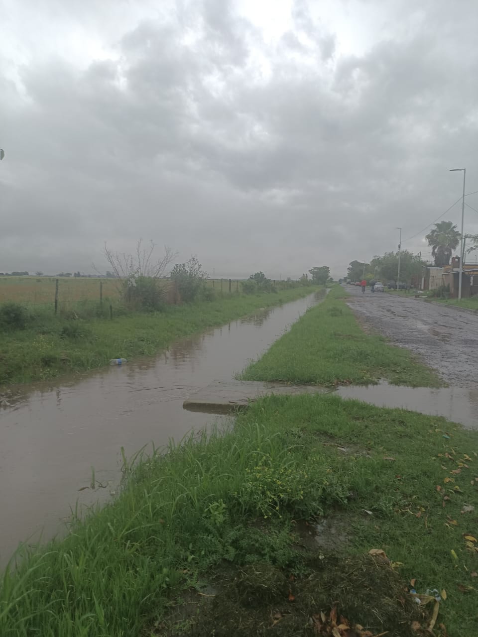 zanja con agua